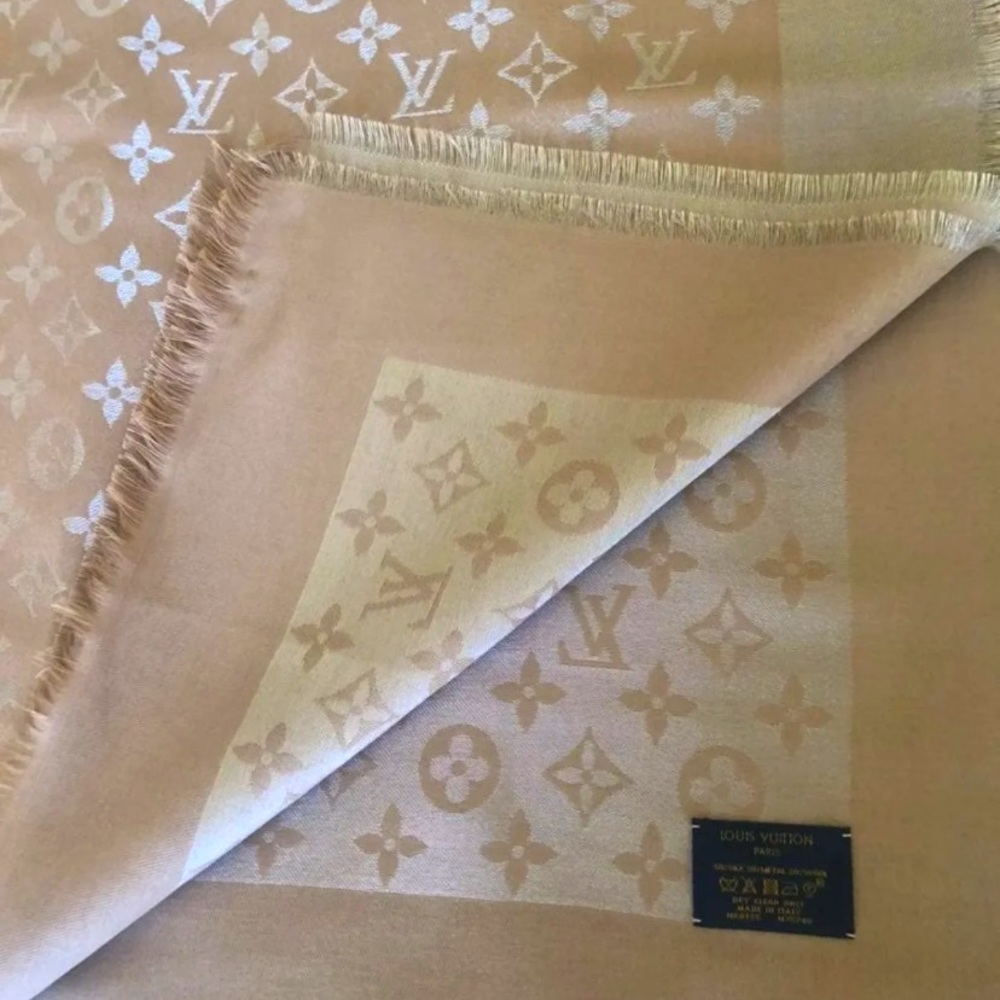 LV scarf